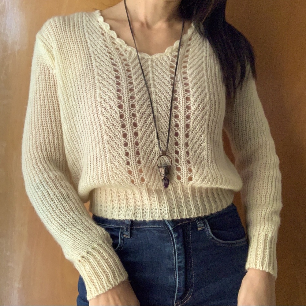 Vintage Collage scalloped V-neck sweater Sz M